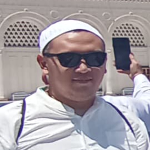 H Ahmad Fauzi Memberikan testimonial terhadap kenyamanan Travel Umroh Bersama Artha Travelindo Madani