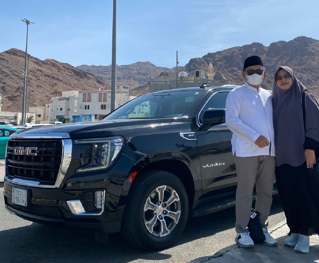 Mobil GMC Merupakan transportasi andalan travel umroh bernama Artha Travelindo Madani